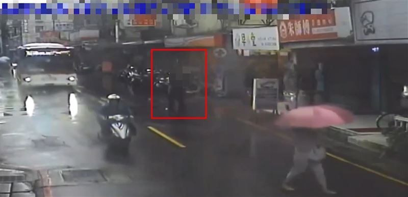 袁男拿著菜刀準備進入早餐店。(圖/翻攝畫面)