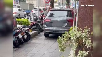 人行道當得來速？老翁開車闖道取40盒披薩