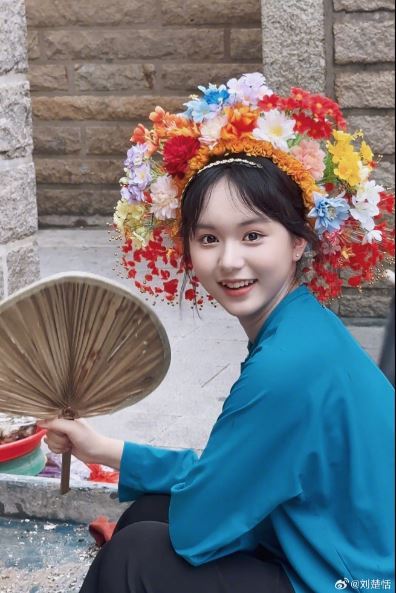 劉楚恬近日在社群平台上發表一系列美照。(圖/翻攝自微博)