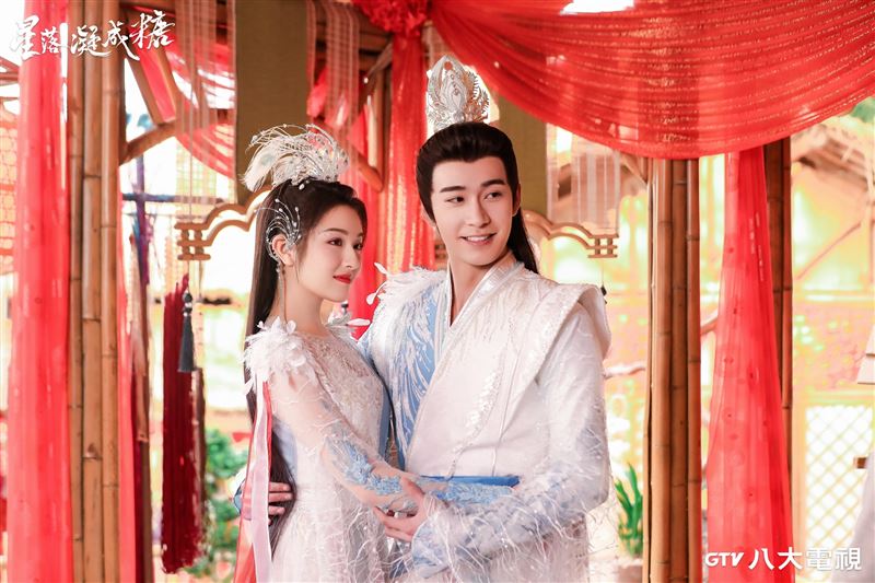 《星落凝成糖》因花轎錯換,李蘭迪(左)嫁給陳星旭結為歡喜冤家。(圖/八大提供)