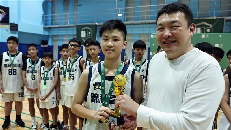 錦和高中國中部洪傑(左)賽後獲選冠軍賽MVP。（圖／U19籃球聯盟提供）