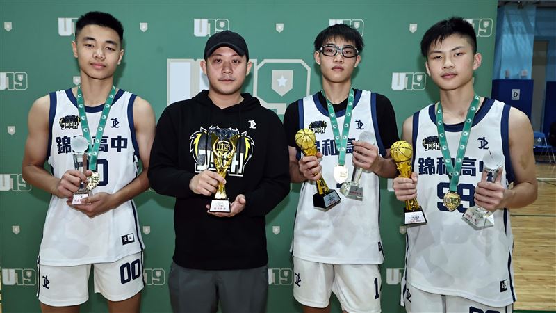 教練涂恬瑋(左二)率領黃晨恩(左一)、朱貫瑜(右二)、洪傑幫助錦和高中國中部奪冠。（圖／U19籃球聯盟提供）
