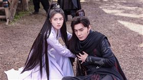 陳星旭（右）為保護李蘭迪，因閉氣過度拍到昏倒。（圖／八大提供）