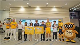 ▲中信銀行與國資圖共同主辦的「閱讀全壘打」邁入第十年，今（26）日舉辦啟動記者會，由中信金控董事會秘書長高人傑（中）贈票給國資圖館長馬湘萍（左五），由教育部終身教育司副司長顏寶月（左四）、中信育樂董事長陳國恩（右五）及國資圖副館長賴忠勤（左三）擔任見證人。（圖／國資圖提供） 