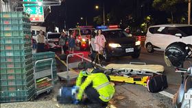 消防救護員準備將墜樓男子送醫。（圖／翻攝畫面）