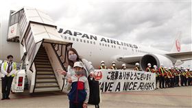 日人體驗類出國遊台  機場空服員地勤列隊歡迎觀光局東京事務所、成田機場、日本航空公司（JAL）合作，3日推出類出國遊台灣的活動，從東京成田機場（千葉縣）起降，吸引近160名旅客搭乘，從機場到機內充滿台灣元素。中央社記者楊明珠千葉攝 110年4月6日