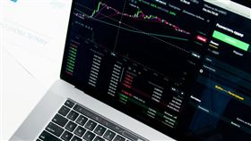 ▲川普關稅陰霾揮之不去，美股休市一天台股今天走自己路。（示意圖／PEXELS ） 