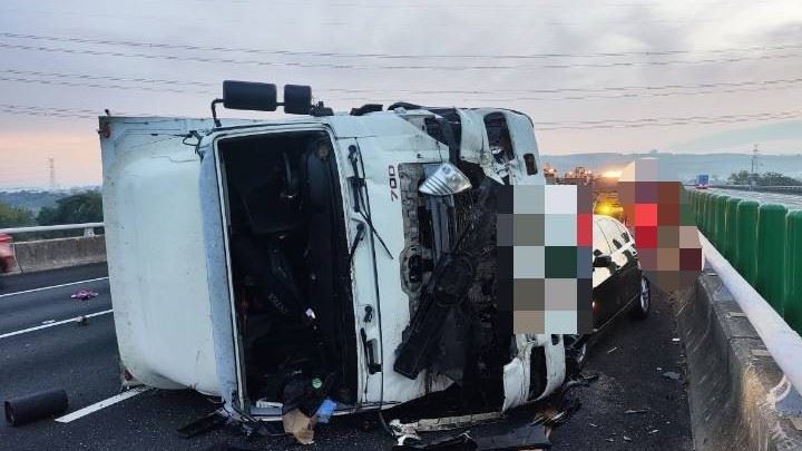 23歲蕭姓男子駕駛營業大貨車,行駛外側車道,不慎撞擊59歲陳姓男子的聯結車後翻覆。(圖/翻攝畫面)