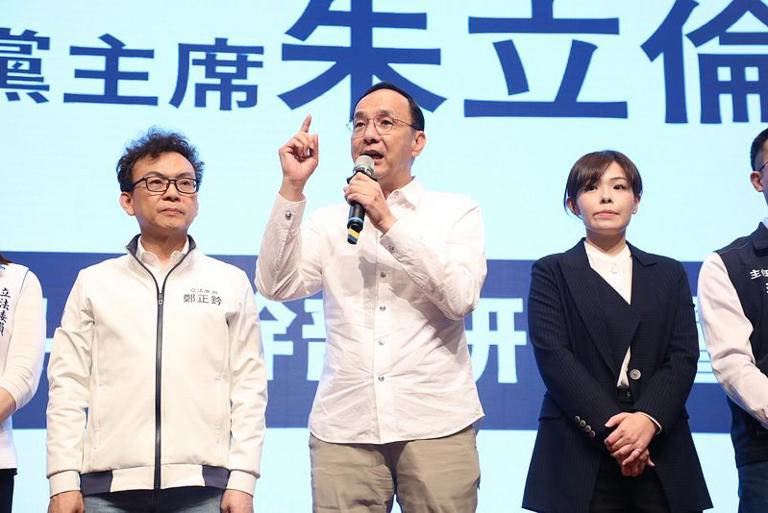 朱立倫到新竹市跟鄭正鈐、高虹安合體反罷免。周軒說,新竹市路邊的草都長這麼高了,人事已非。(圖/翻攝自周軒臉書)