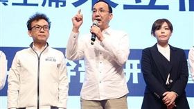 朱立倫到新竹市跟鄭正鈐、高虹安合體反罷免。路邊的草都長這麼高了，人事已非。（圖／翻攝自周軒臉書）