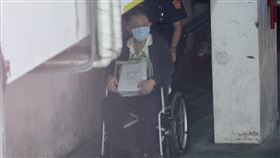 京華城案  北院提訊沈慶京台北地方法院審理京華城案，20日提訊在押的威京集團主席沈慶京（前）出庭。沈慶京下囚車後坐上輪椅準備進入法院。中央社記者張皓安攝  114年5月20日