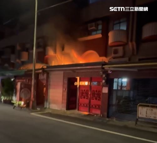 屋主表示,一開始先嘗試用水撲滅火焰,火勢卻愈燒愈大,改用棉被撲救仍無法控制。(圖/翻攝畫面)