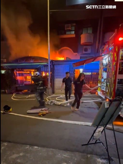 卡式爐煮火鍋釀大火變炸彈,台中民宅大火猛竄屋主一家驚惶逃生。(圖/翻攝畫面)