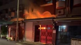 卡式爐煮火鍋釀大火猛竄　屋主：房子燒光（圖／翻攝畫面）
