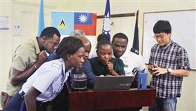 林睿庠（右）在聖露西亞擔任替代役，教導當地司法警察如何偵辦暗網毒品交易不法，詎料他竟是全球大毒梟，相當諷刺。（翻攝國發會臉書）