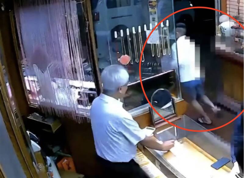 林男搶走價值近40萬元的金項鍊後逃逸。(圖/翻攝畫面)
