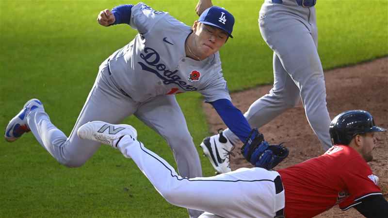 山本由伸下丘處理觸擊短打　還和跑者賽跑