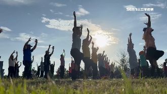 依山傍海　台東長濱百人晨曦瑜珈超療癒