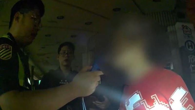 高雄78歲許姓阿伯酒後騎車回家，撞上待轉騎士後竟衝到騎樓去拔盆栽的七里香葉子，企圖用香氣掩蓋酒味。（圖／讀者提供）