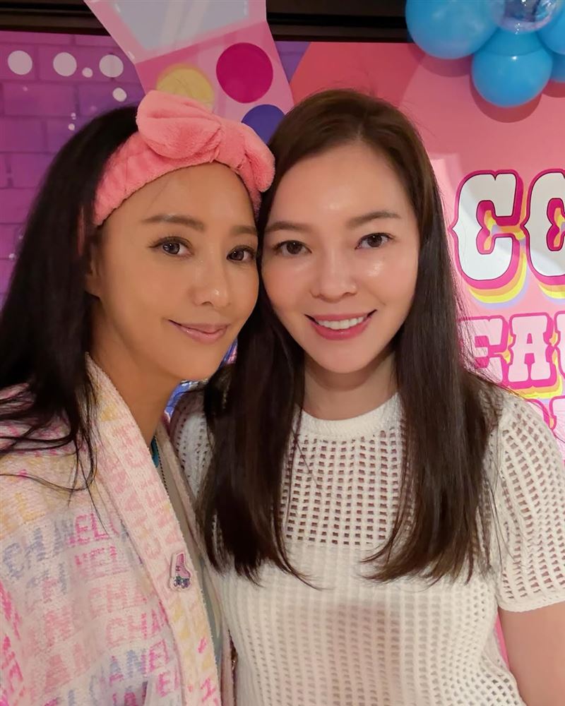 曾馨瑩（右）帶女兒出席關穎女兒生日派對。（圖／翻攝自關穎IG）