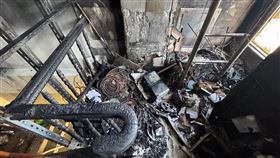 金門東村民宅火警 消防獲報到場撲滅金門東村27日上午發生民宅火警，消防獲報到場控制火勢後將3名受困民眾救出，具體起火原因將由火災調查科進行鑑定研判。（金門縣消防局提供）中央社記者吳玟嶸傳真 114年5月27日