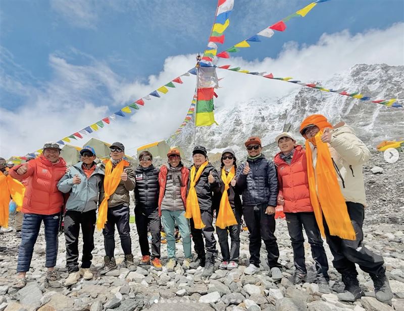 眭澔平（左6）跟「登山女神」曾格爾（左7）一起攀登聖母峰。（圖／翻攝自臉書）