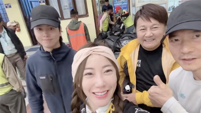 眭澔平(右2)跟「登山女神」曾格爾(右3)一起攀登聖母峰,結果引發腦水腫,差點命喪山林。(圖/翻攝自曾格爾臉書)