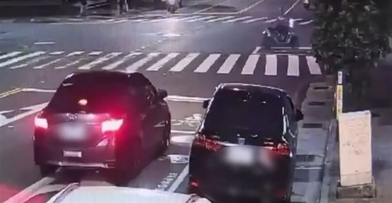 高雄78歲許姓老翁騎機車酒駕肇事,撞上待轉區停等紅燈的騎士。(圖/翻攝畫面)