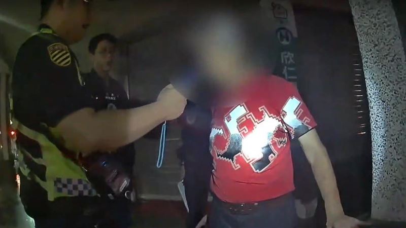 高雄78歲許姓老翁騎機車酒駕肇事,竟摘路邊盆栽的樹葉塞進口中猛嚼,試圖躲避酒駕。(圖/翻攝畫面)