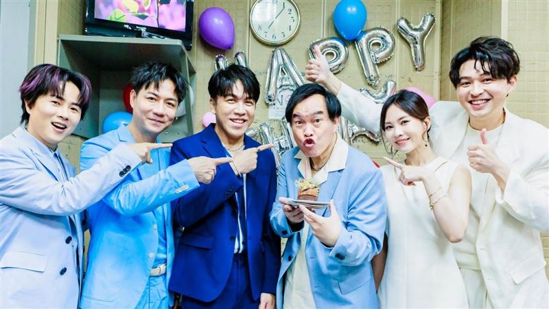 康康歡慶58歲　小18歲嫩妻現身了