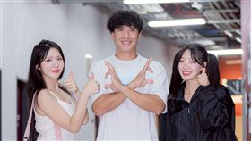 ▲樂天桃猿隊長林立在下班路和廉世彬、禹洙漢要簽名球。（圖／樂天桃猿球團提供） 