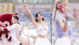 禹洙漢穿上熊霓私服，模樣可愛又性感。（圖／樂天桃猿提供）