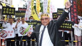 藥師公會全聯會理事長黃金舜請出「同胞鸚鵡」諷刺衛福部長邱泰源只會「鸚鵡學舌」。（圖／藥師公會提供）