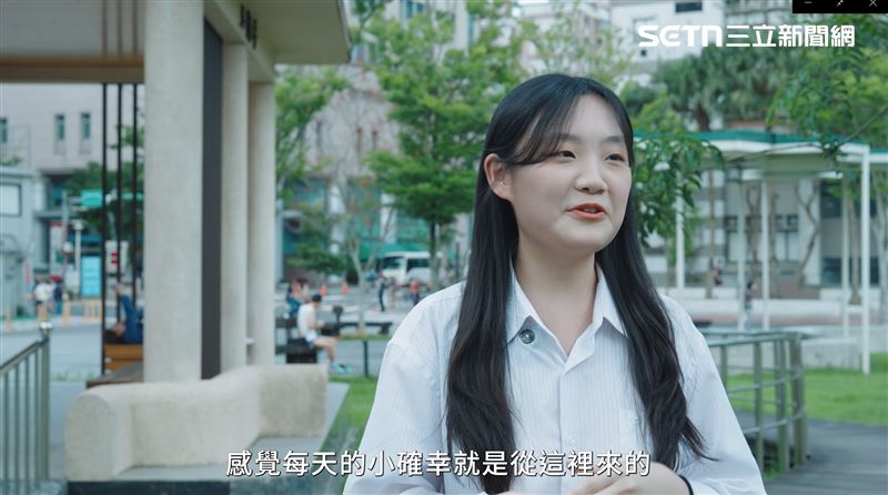 交通部「520周年施政成果記者會」形象影片,女子提到過馬路時大家都會主動提下來,「感覺每天的小確性就是從這裡來的」。(圖/記者李育道攝影)