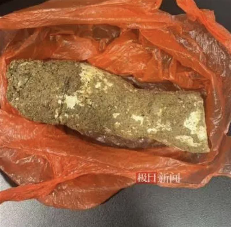 婦人摘回白色巨大蘑菇煲湯,害一家四口都中毒。(圖/翻攝自《極目新聞》)
