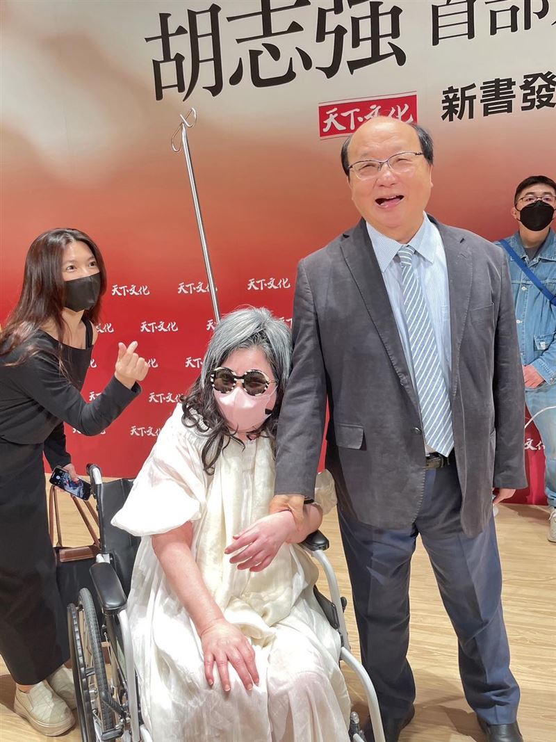 陳文茜（中）拖著病體仍出席力挺胡志強（右）新書發表。（圖／翻攝自臉書）