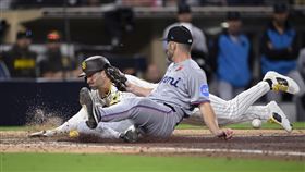 ▲韋德（Tyler Wade）靠暴投跑回致勝分。（圖／美聯社／達志影像）