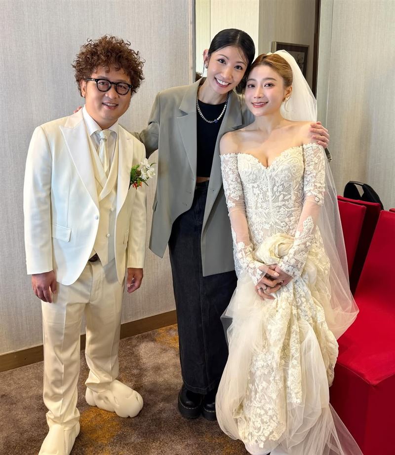 李千娜(中)快閃納豆婚禮。(圖/翻攝自李千娜IG)