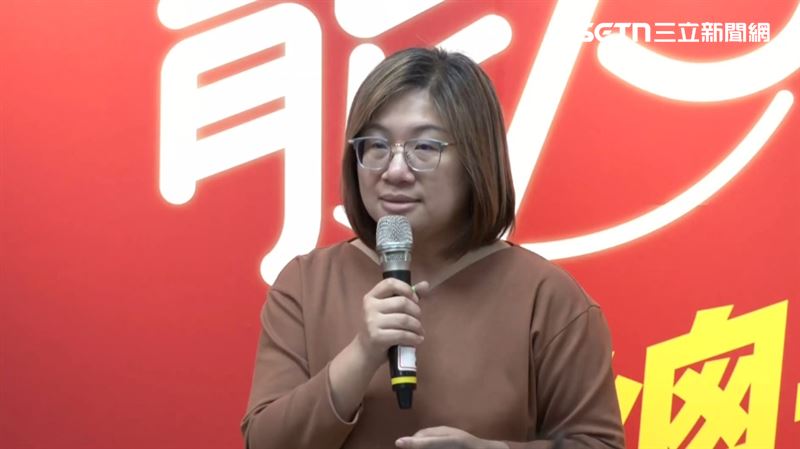 陳培瑜出席總部開幕典禮,致詞時呼籲大家站出來監督,盯緊藍白立委