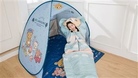 「拉拉熊造型睡袋」柔軟親膚布料包覆全身，不管是小孩午睡還是大人野營，躺進去就像被熊抱一樣幸福。（圖／品牌業者提供）