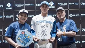 ▲孫易磊開心與爸爸媽媽合影。（圖／悍創運動行銷提供） 