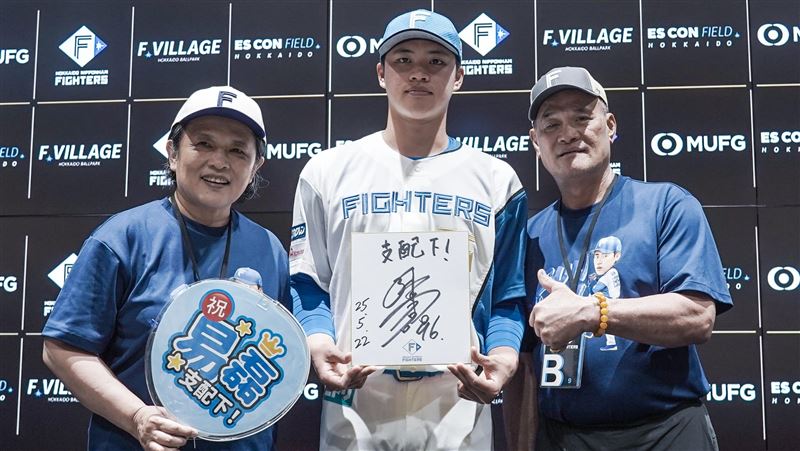 孫易磊開心與爸爸媽媽合影。(圖/悍創運動行銷提供)