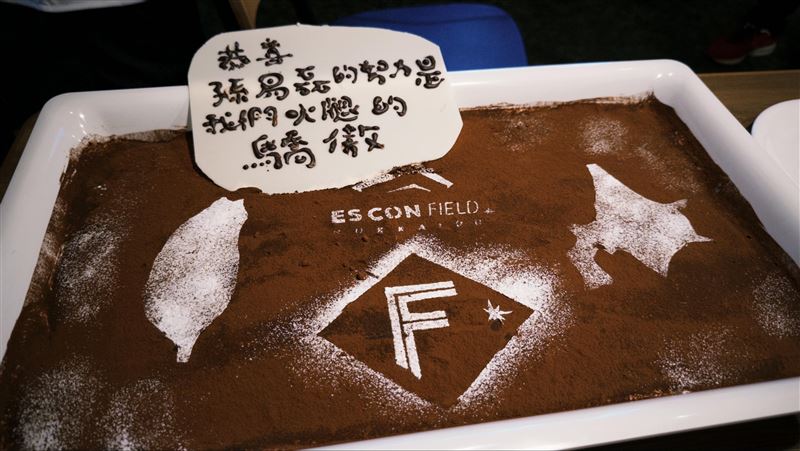 火腿球團特製臺灣地形及中文字提拉米蘇。(圖/悍創運動行銷提供)