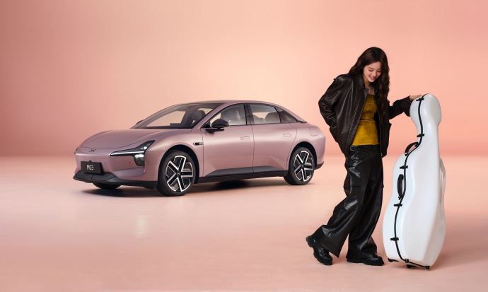 歐陽娜娜人生中的第一台車曝光。（圖／翻攝自微博）