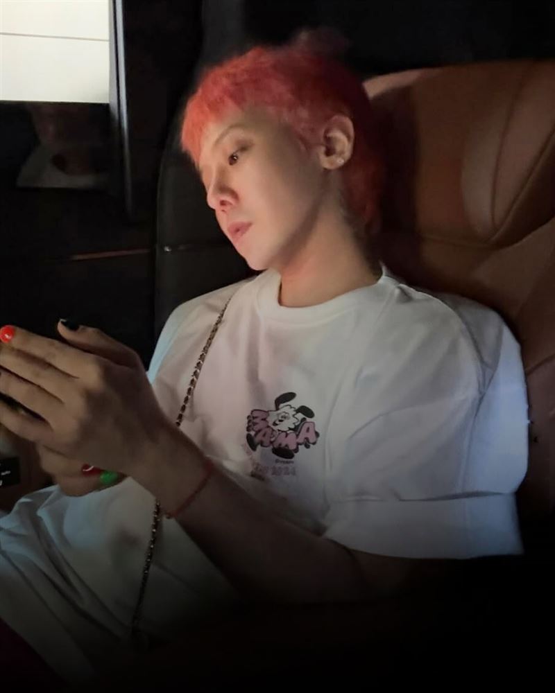 權志龍與Verdy開心拍設計頭貼，他在演唱會同樣也穿該系列T恤。（組合圖／翻攝自xxxibgdrgn IG）