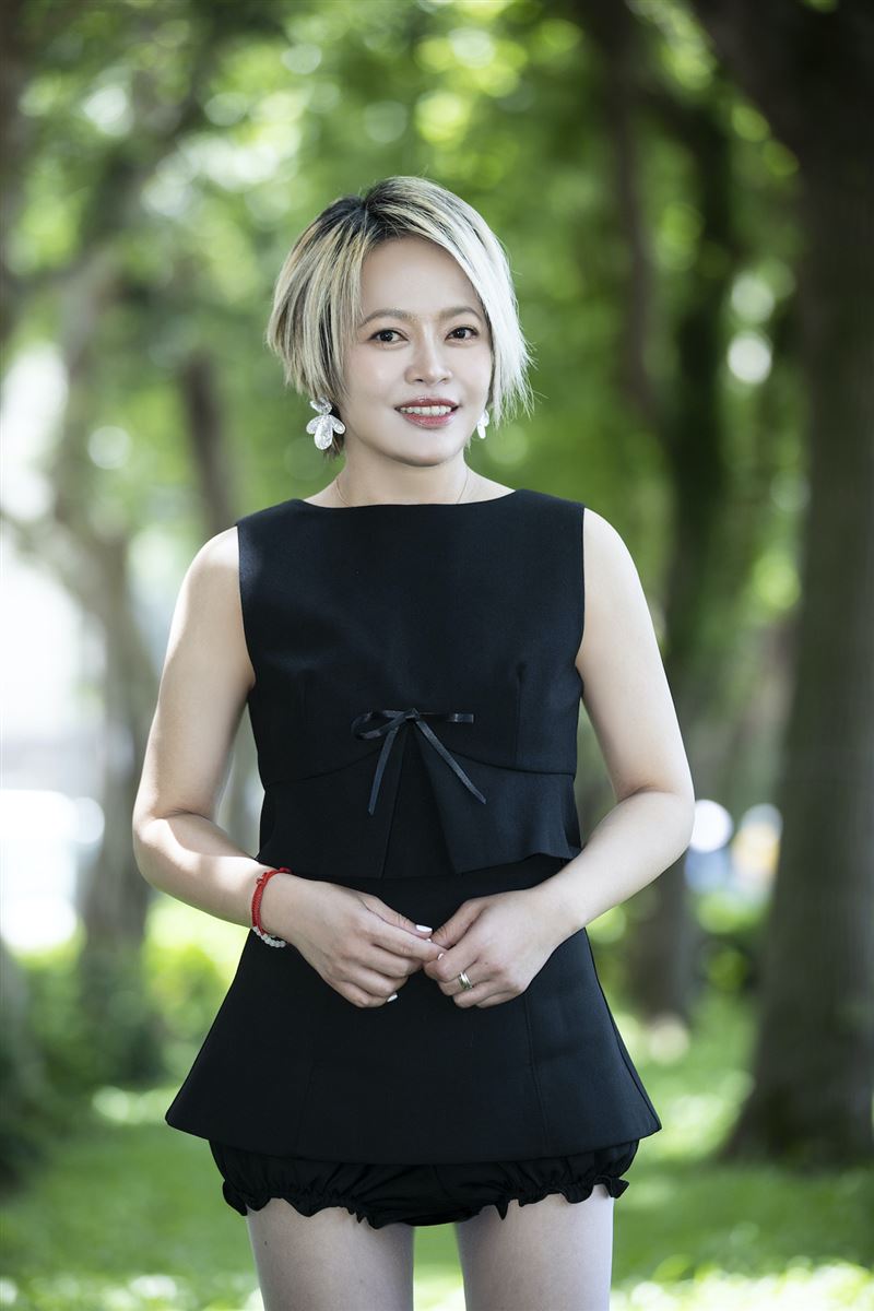 戴愛玲曾與大15歲美籍男友交往，單身5年的她也鬆口「復合可能」。（圖／華納音樂提供）