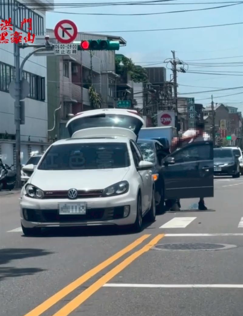 男子一把將前妻拉下車，剛好警方也到場。（圖／翻攝自《紅色豪門企業》）