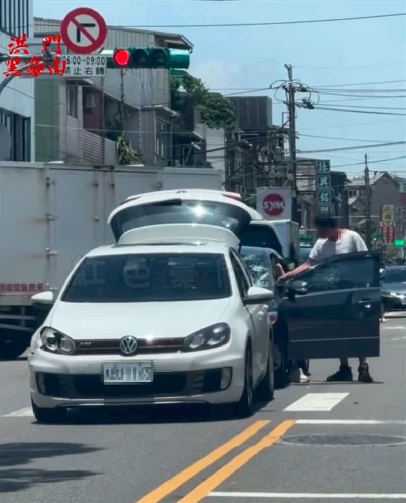 男子半路攔車，手持扳手將前妻擋風玻璃砸毀。（圖／翻攝自《紅色豪門企業》）