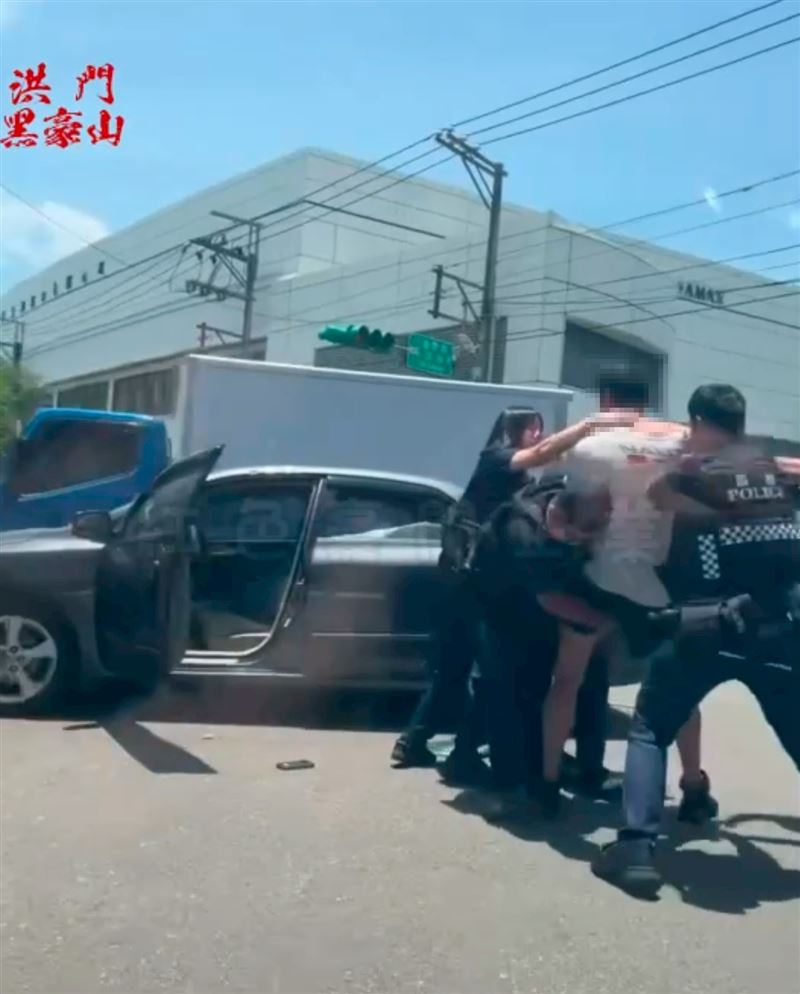 警方當場將男子壓制帶回。（圖／翻攝自《紅色豪門企業》）