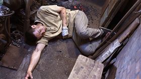 盧彥澤躺在700度煤渣前，感受到背後的高溫。（圖／台視提供）